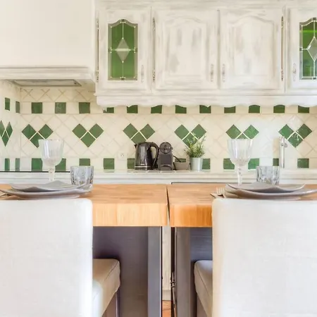 Sur Mer - Sleeps 6, Cosy And Comfortable